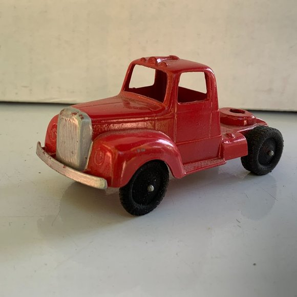 Tootsietoy Red Semi Truck Cab, Chicago 24, Red Paint Vintage from 1960s - Picture 3 of 9